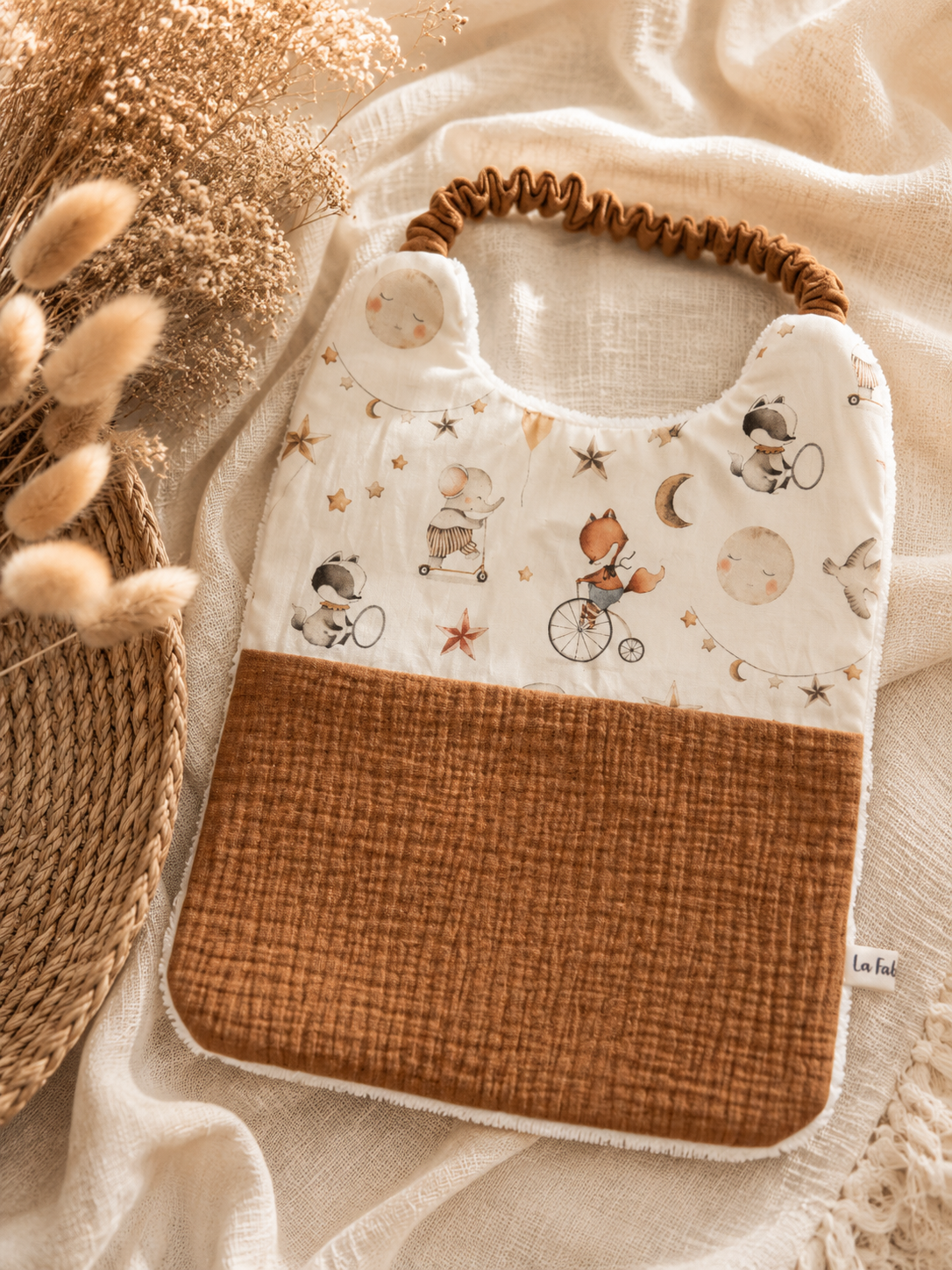 Bavoir maternelle personnalisé Sleepy caramel – Fin de série