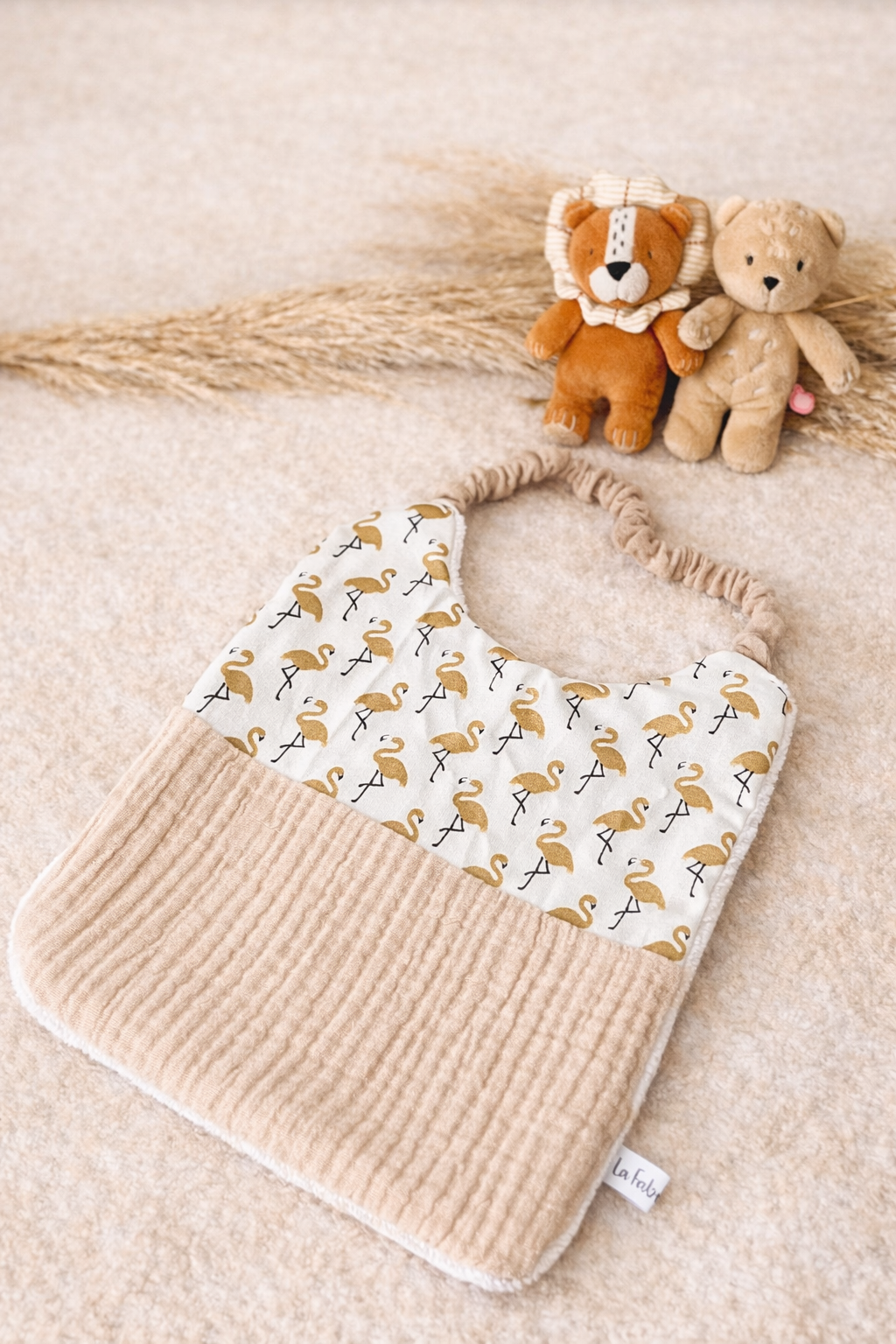 fin de série bavoir beige et motif flamant