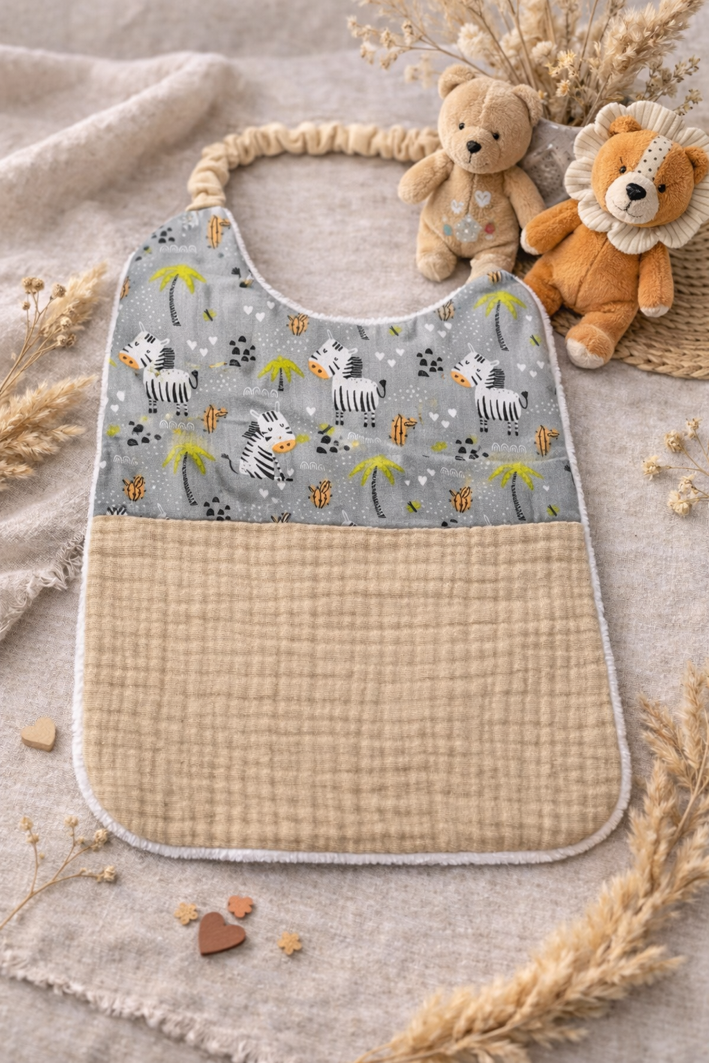 fin de série bavoir maternelle beige et motif